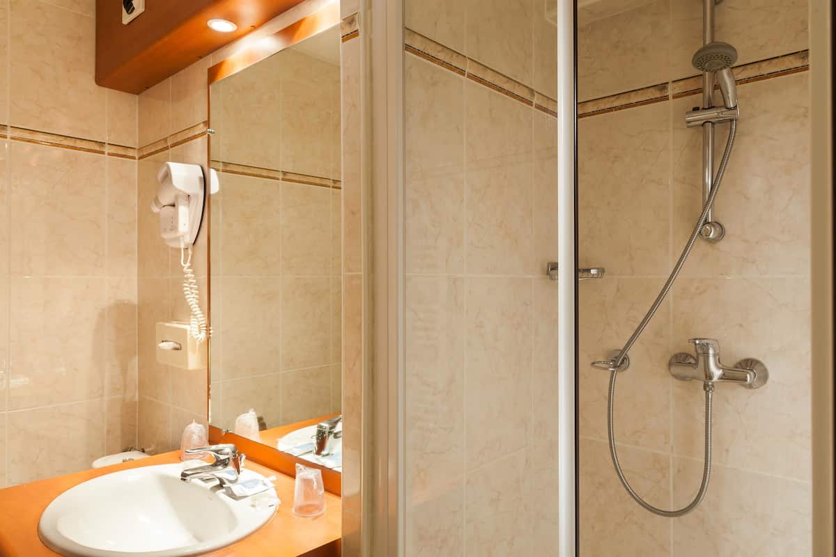 eco-friendly toiletries, hair dryer, towels