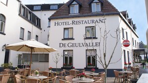 A hotel with outdoor seating and a sign reading "Hotel-Restaurant De Geulvallei." - Fletcher Hotel De Geulvallei (Valkenburg aan de Geul)