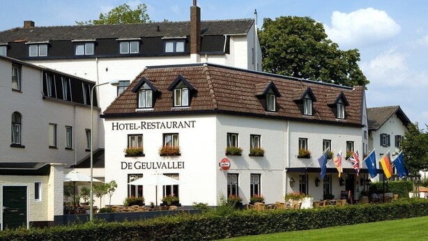 A hotel with a sign reading "Hotel-Restaurant De Geulvallei." - Fletcher Hotel De Geulvallei (Valkenburg aan de Geul)