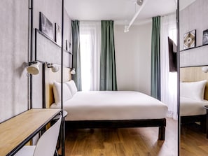 Bureau, chambres insonorisées, fer et planche à repasser, Wi-Fi gratuit