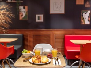 Breakfast (EUR 10.50 per person) - ibis Daumesnil Porte Dorée (Paris)