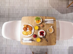 El desayuno cuesta 10.50 EUR por persona