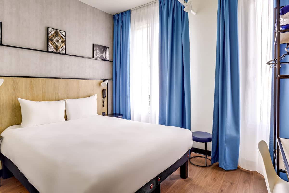 Standard Double Room, 1 Double Bed | Desk, soundproofing, iron/ironing board, free WiFi