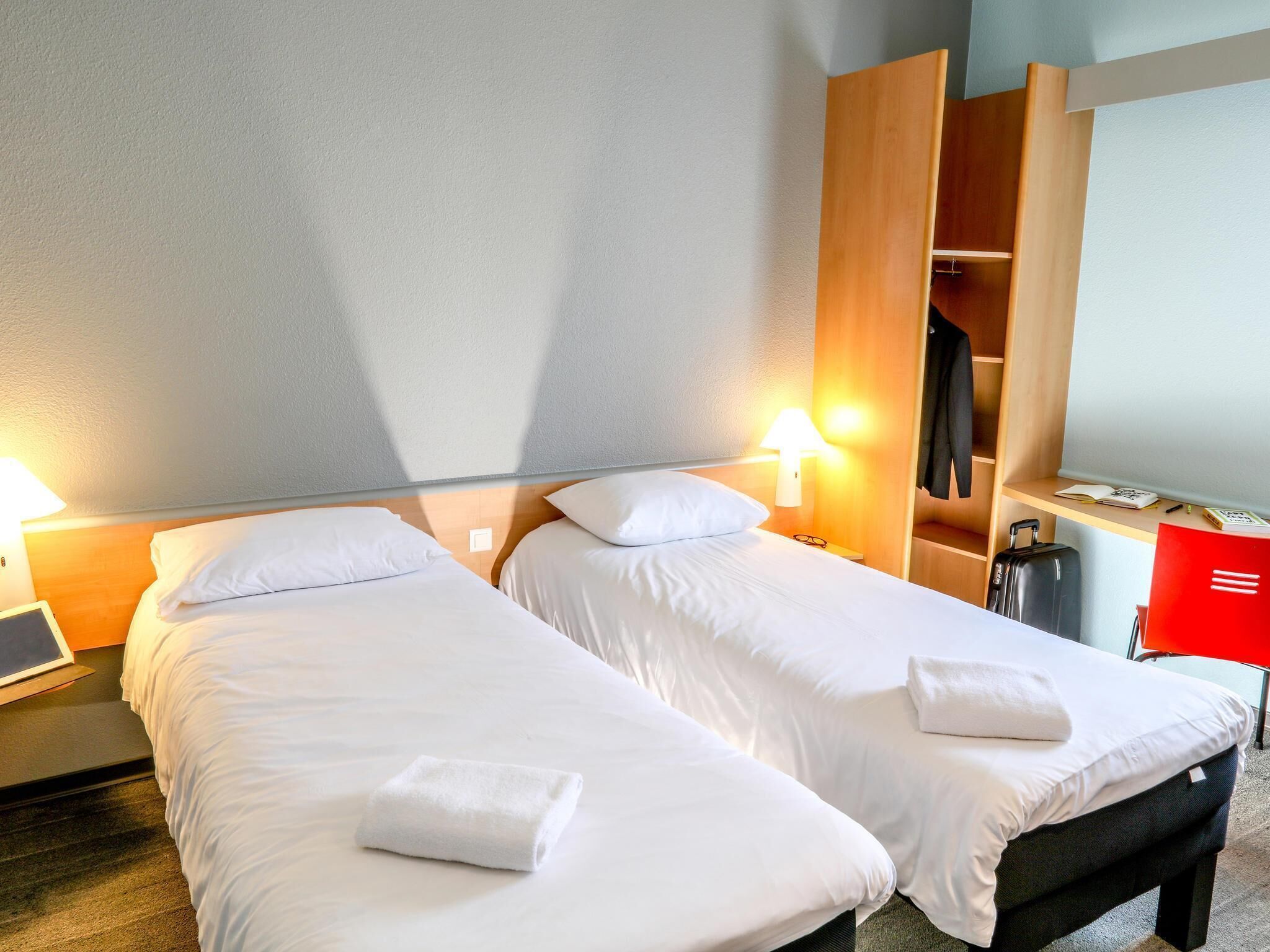 Standard Room, 2 Twin Beds | Premium bedding, in-room safe, desk, blackout drapes
