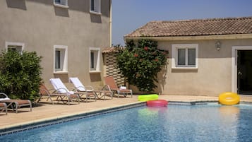 Una piscina al aire libre de temporada