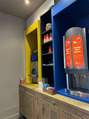 Daily buffet breakfast for a fee - ibis Orange Sud (Orange)
