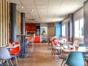 Tägliches Frühstücksbuffet (12.95 EUR pro Person)
