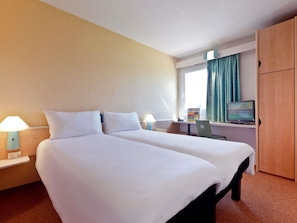 Twin Room, 2 Single Beds | Desk, blackout curtains, soundproofing, iron/ironing board