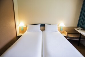 Quarto duplo, 2 camas de solteiro | Escrivaninha, cortinas blackout, quartos à prova de som