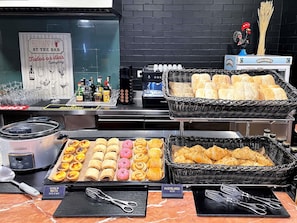 Se ofrece un desayuno bufé todos los días (por un coste adicional)