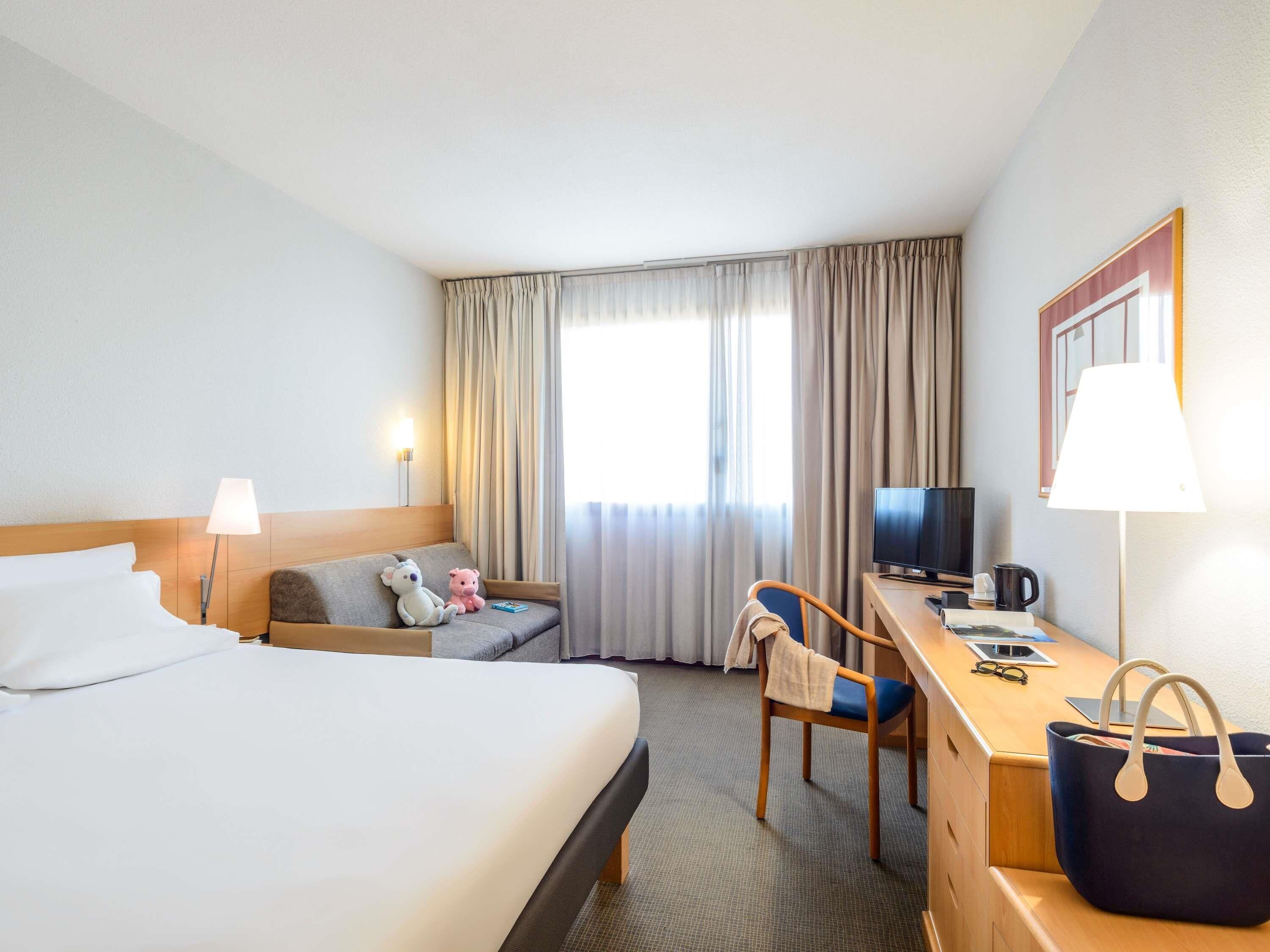 Hypo-allergenic bedding, down duvets, minibar, in-room safe
