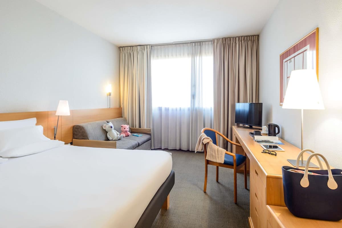 Hypo-allergenic bedding, down duvets, minibar, in-room safe
