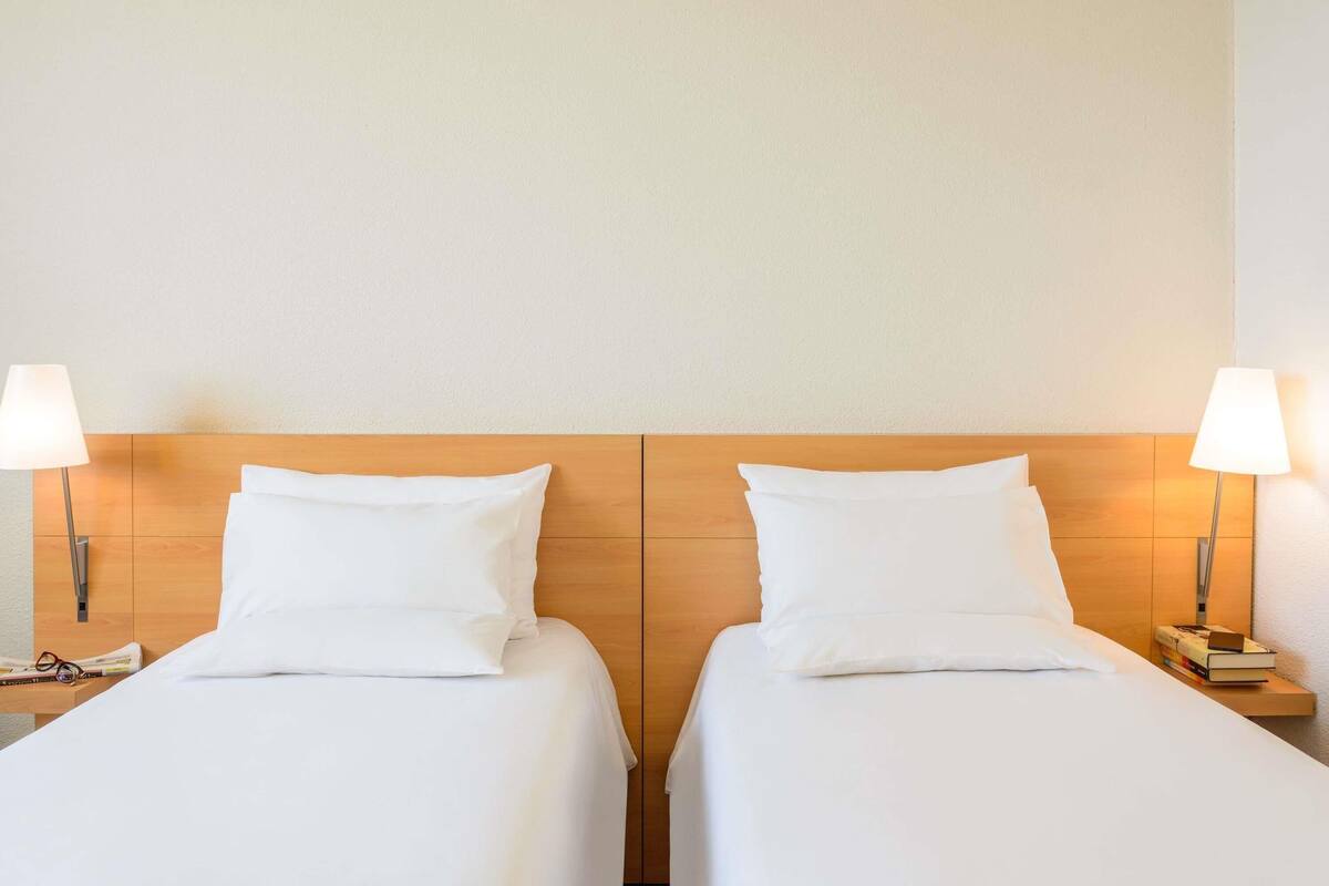 標準客房, 2 張單人床 | 低過敏寢具、羽絨被、迷你吧、客房內保險箱