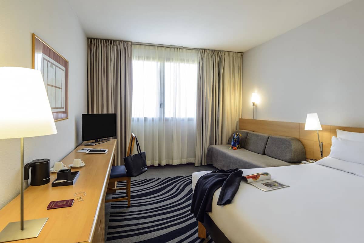 Hypo-allergenic bedding, down comforters, minibar, in-room safe