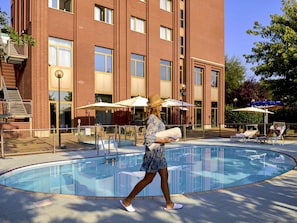 Outdoor pool, pool umbrellas, sun loungers - Novotel Torino Corso Giulio Cesare (Turin)
