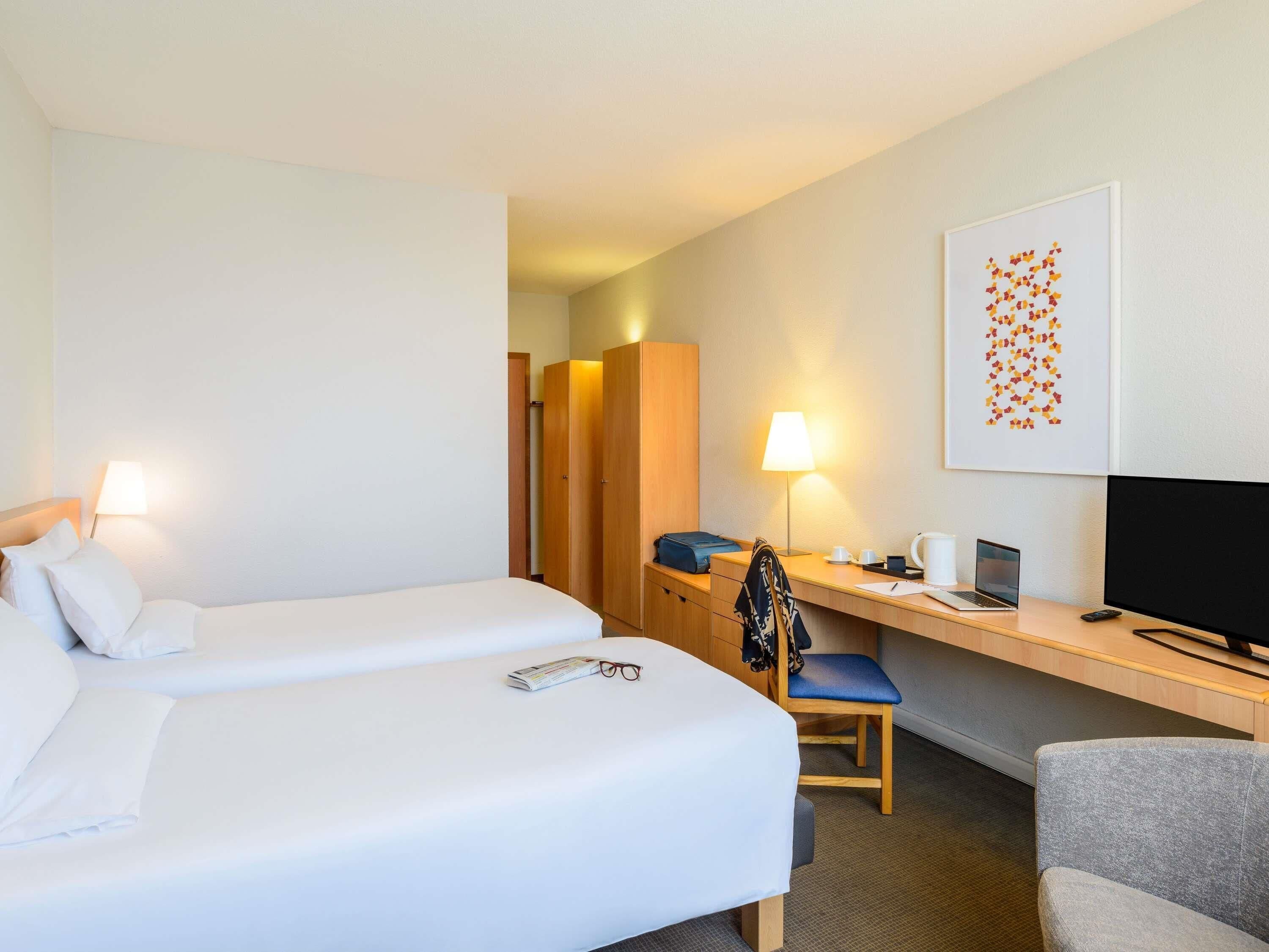 Standaard kamer, 2 eenpersoonsbedden | Hypoallergeen beddengoed, donsdekens, een minibar, een kluis op de kamer
