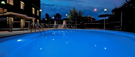 Utomhuspool, parasoller och solstolar