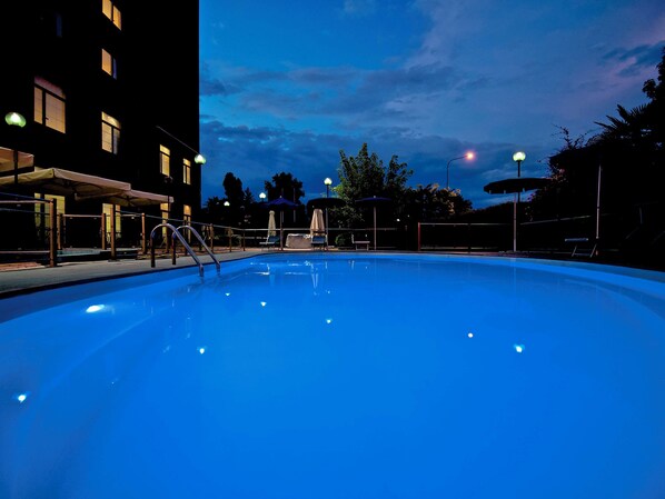 Piscine extérieure, parasols, chaises longues