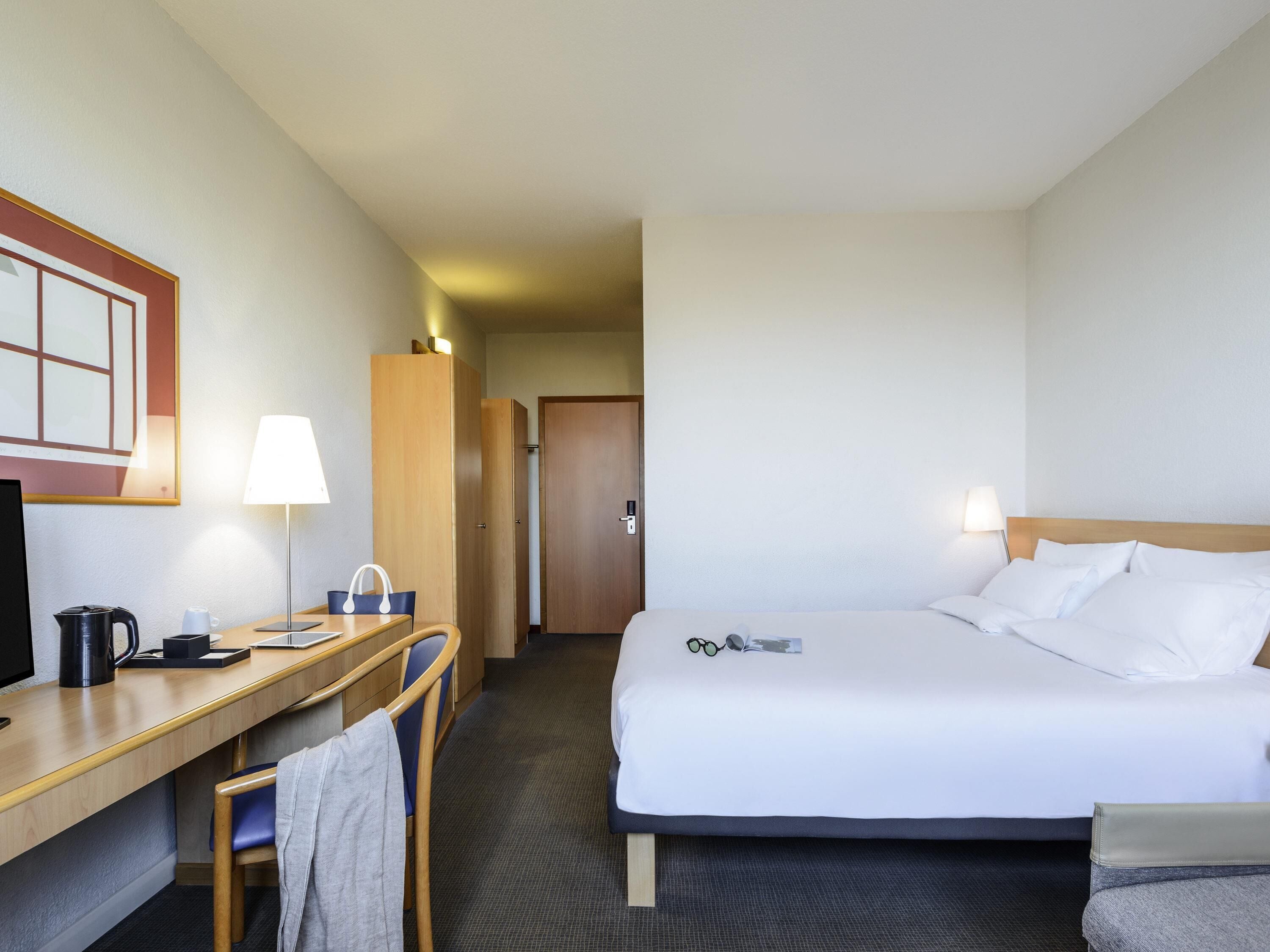 Hypo-allergenic bedding, down comforters, minibar, in-room safe