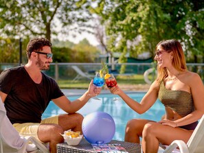 Outdoor pool, pool umbrellas, pool loungers - Novotel Torino Corso Giulio Cesare (Turin)