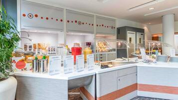 Buffet breakfast for a fee on weekdays