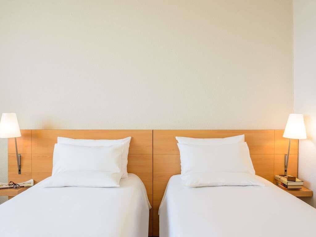標準客房, 2 張單人床 | 低過敏寢具、羽絨被、迷你吧、客房內保險箱