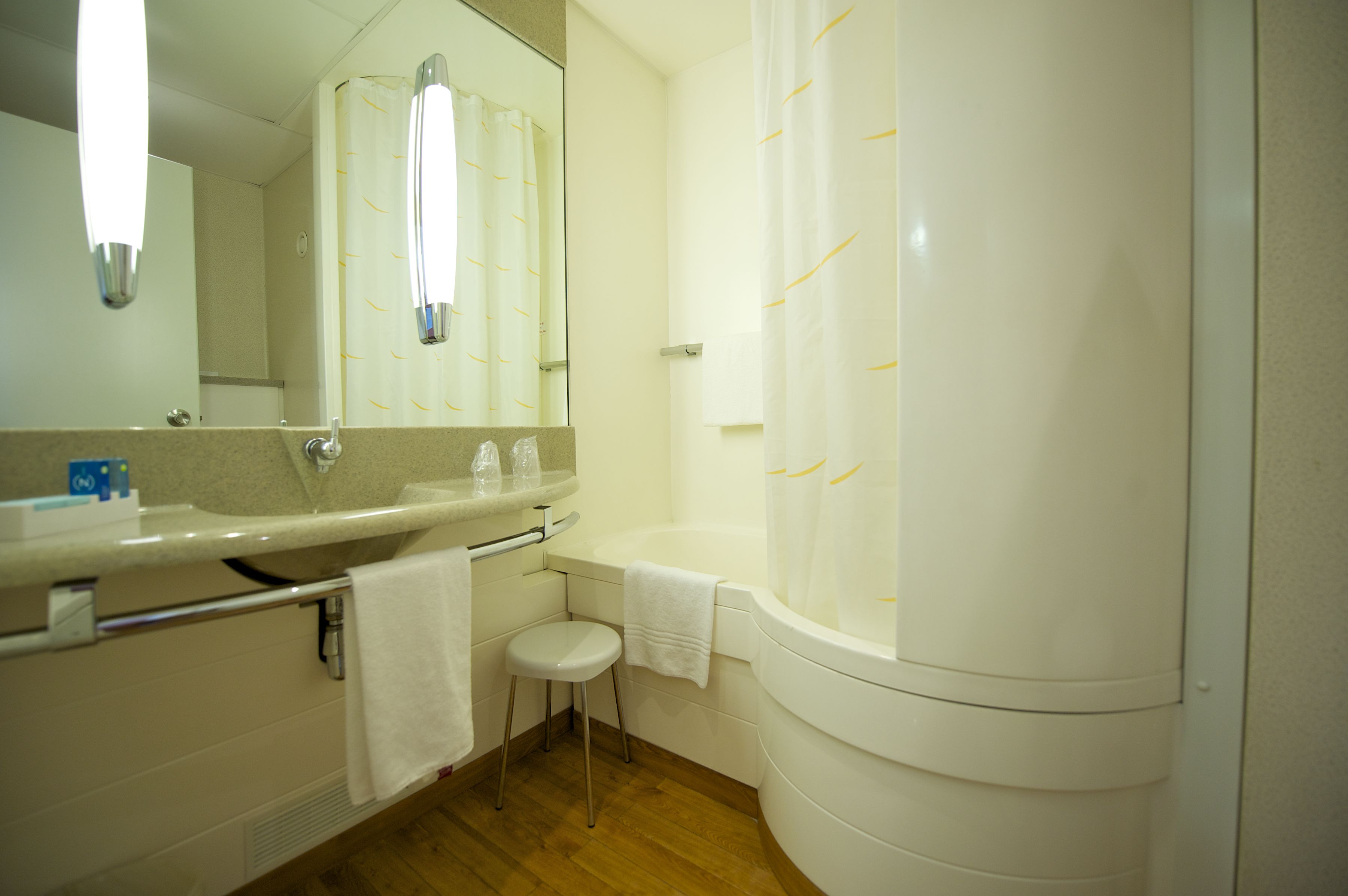 standard room, 1 queen bed with sofa bed | bathroom | combined shower/bathtub, rainfall showerhead, eco-friendly toiletries