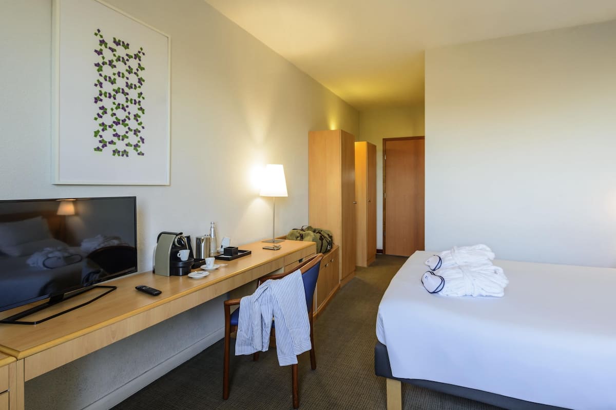 Executive Room, 1 Katil Ratu (Queen) dengan Katil Sofa | Peralatan tempat tidur hipoalergenik, gebar bulu kapas, bar mini