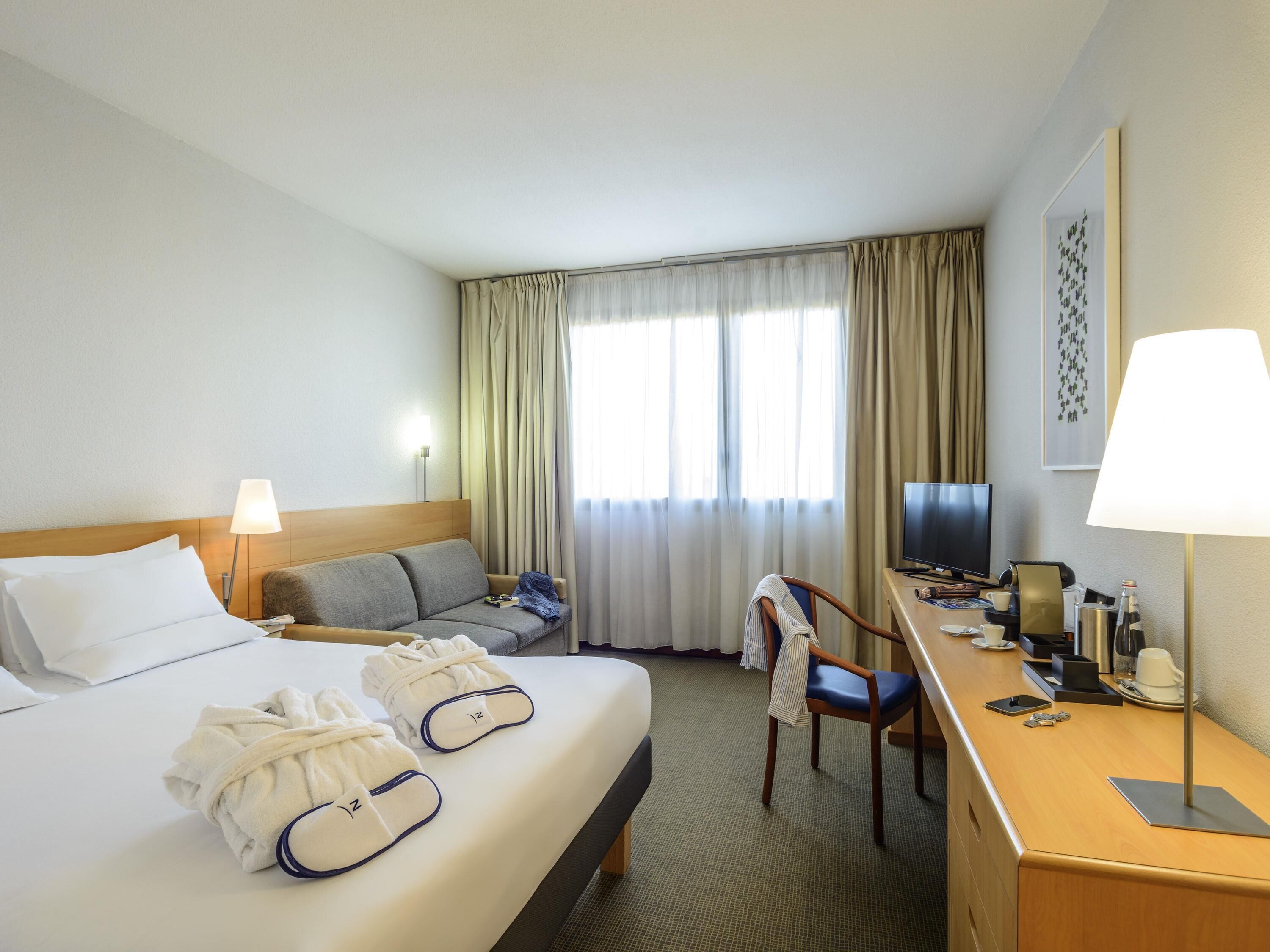 Kamar Eksekutif, 1 Tempat Tidur Queen dengan tempat tidur Sofa | Seprai antialergi, selimut bulu angsa, minibar, dan brankas