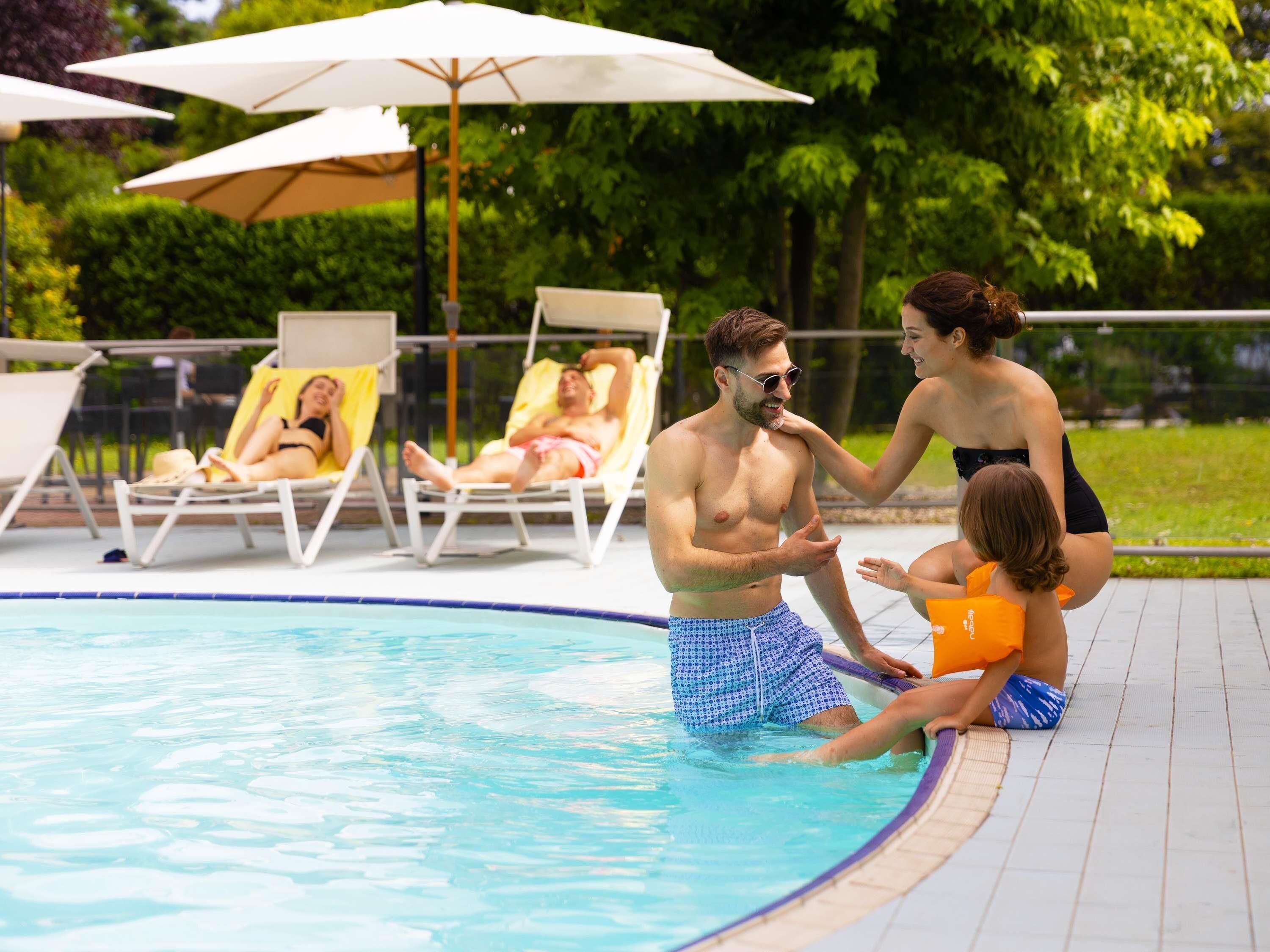 Açık yüzme havuzu, havuz şemsiyeleri, şezlonglar 