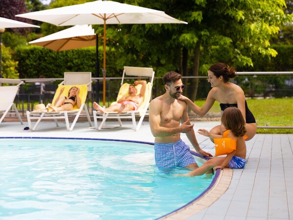 Außenpool, Sonnenschirme, Liegestühle