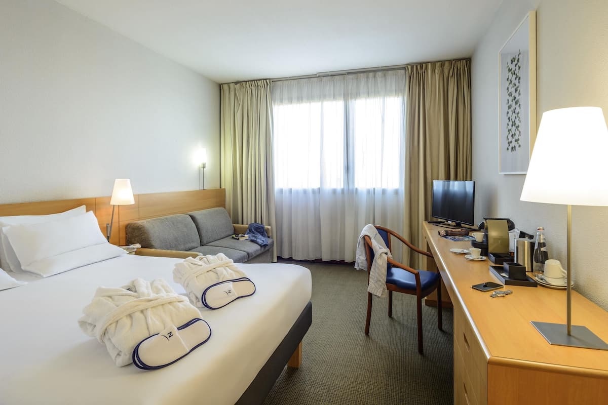 Executive Room, 1 Queen Bed with Sofa bed | Hypo-allergenic bedding, down comforters, minibar, in-room safe