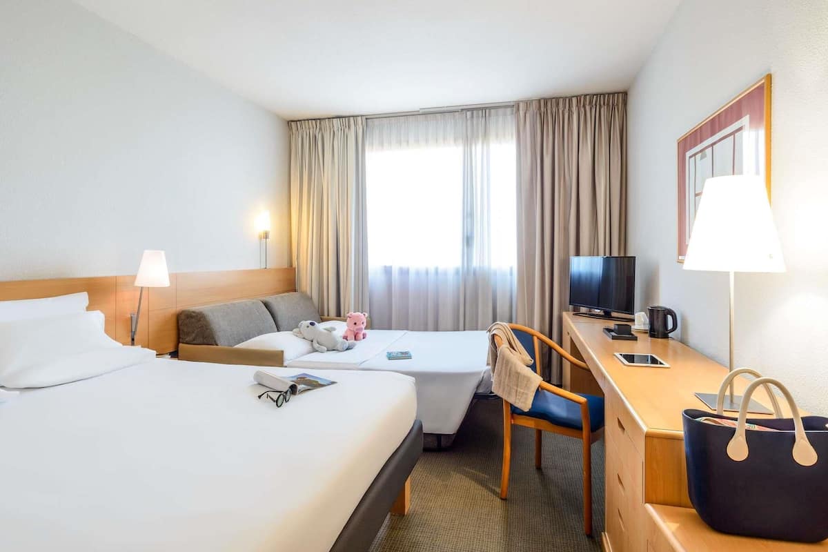 Standard Room, double bed + French sofa bed | Hypo-allergenic bedding, down comforters, minibar, in-room safe