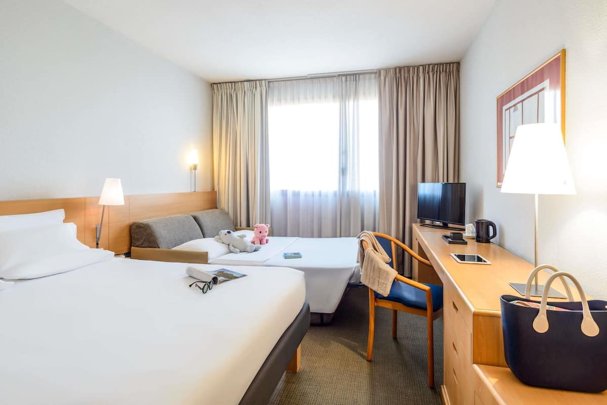 Hypo-allergenic bedding, down comforters, minibar, in-room safe