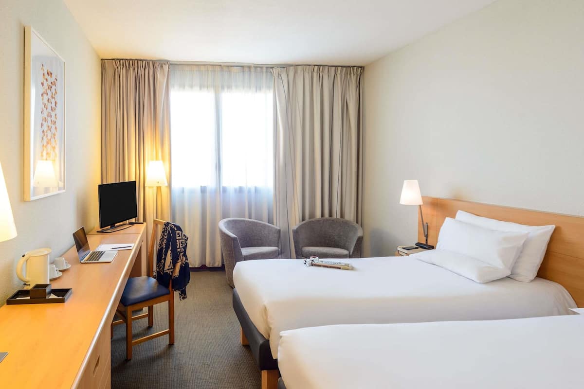 Standard Room, 2 Twin Beds | Hypo-allergenic bedding, down comforters, minibar, in-room safe