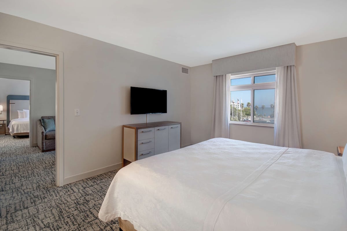 In-room safe, desk, iron/ironing board, free WiFi