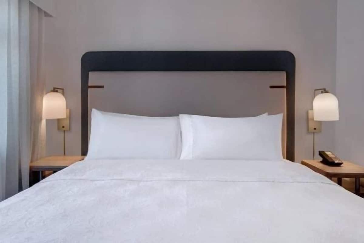 Een kluis op de kamer, een bureau, een strijkplank/strijkijzer