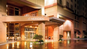 A hotel entrance with a large sign reading "Le MERIDIEN". - Le Meridien Dallas by the Galleria (Dallas)