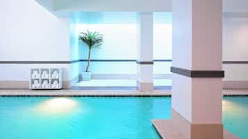 Indoor pool, sun loungers