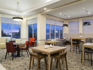 Breakfast and dinner served - Hilton Garden Inn Albuquerque Airport (Albuquerque)