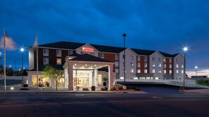 A Hilton Garden Inn with a covered entrance, multiple floors, and a parking area. - Hilton Garden Inn Albuquerque Airport (Albuquerque)