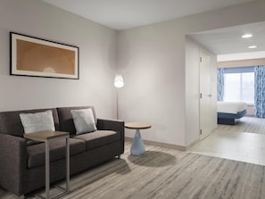 Junior Suite, 1 King Bed | Living area | 37-inch flat-screen TV with satellite channels, TV, Netflix - Hilton Garden Inn Albuquerque Airport (Albuquerque)