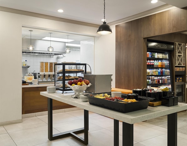 Daily full breakfast (USD 15.95 per person) - Hilton Garden Inn Albuquerque Airport (Albuquerque)
