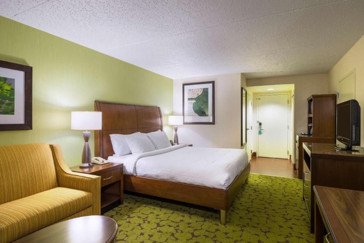 Free cots/infant beds, rollaway beds, free WiFi, bed sheets