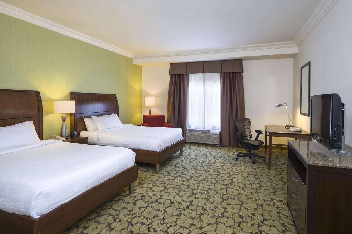 Cunas gratuitas, camas extra, wifi gratis y ropa de cama