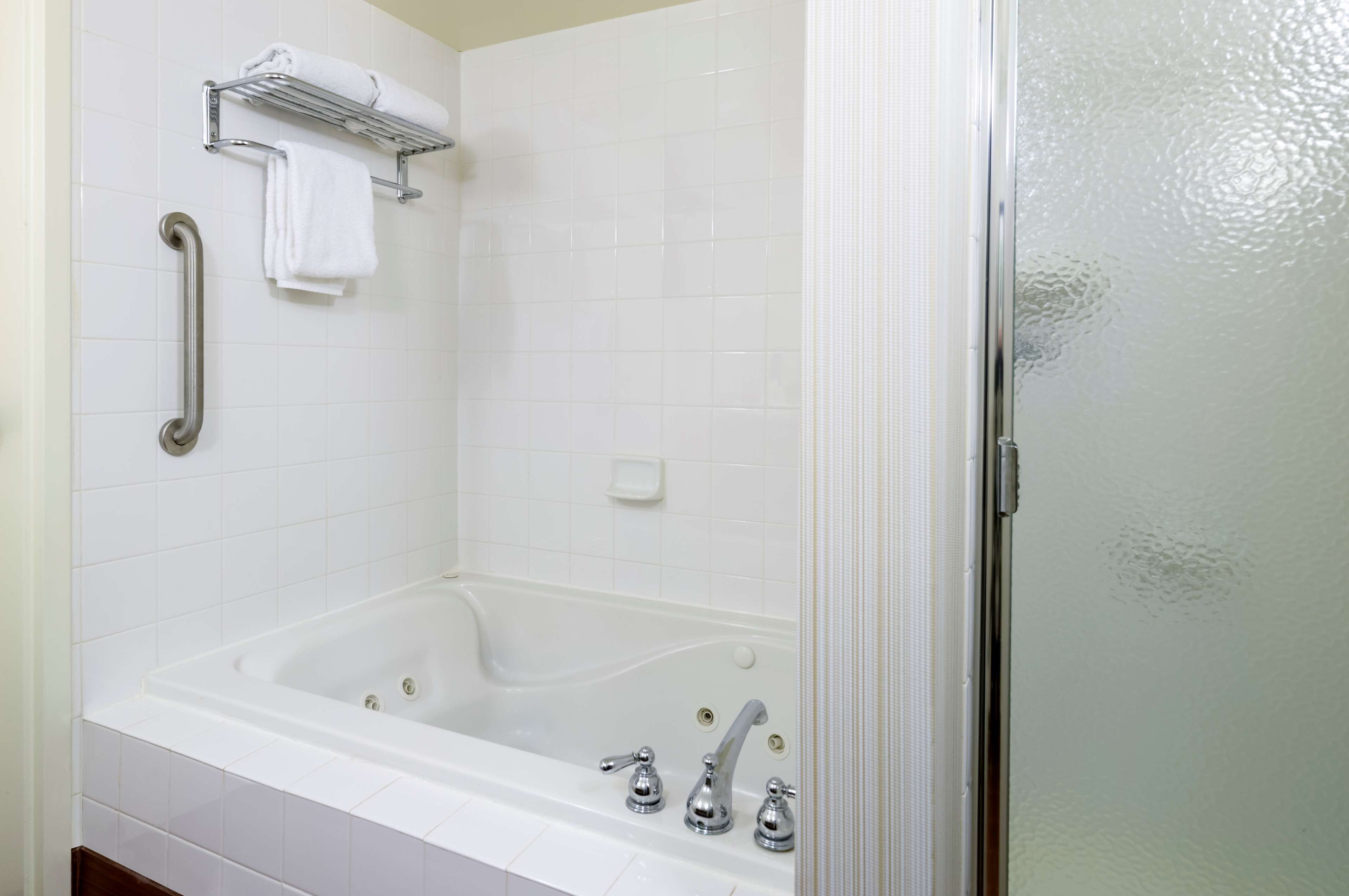 combined shower/bathtub, free toiletries, towels