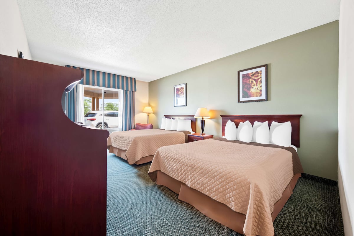 Minibar, in-room safe, desk, iron/ironing board