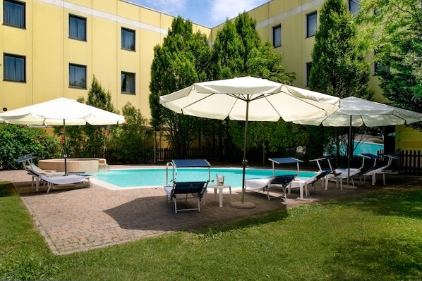 Piscine extérieure, parasols de plage, chaises longues