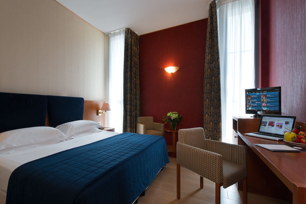 Superior Room | Minibar, in-room safe, desk, blackout drapes