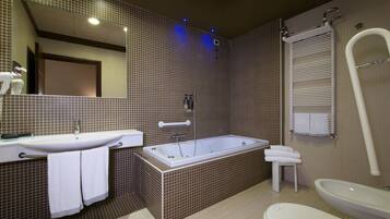 Junior Suite | Bathroom | Shower, rainfall showerhead, free toiletries, hair dryer